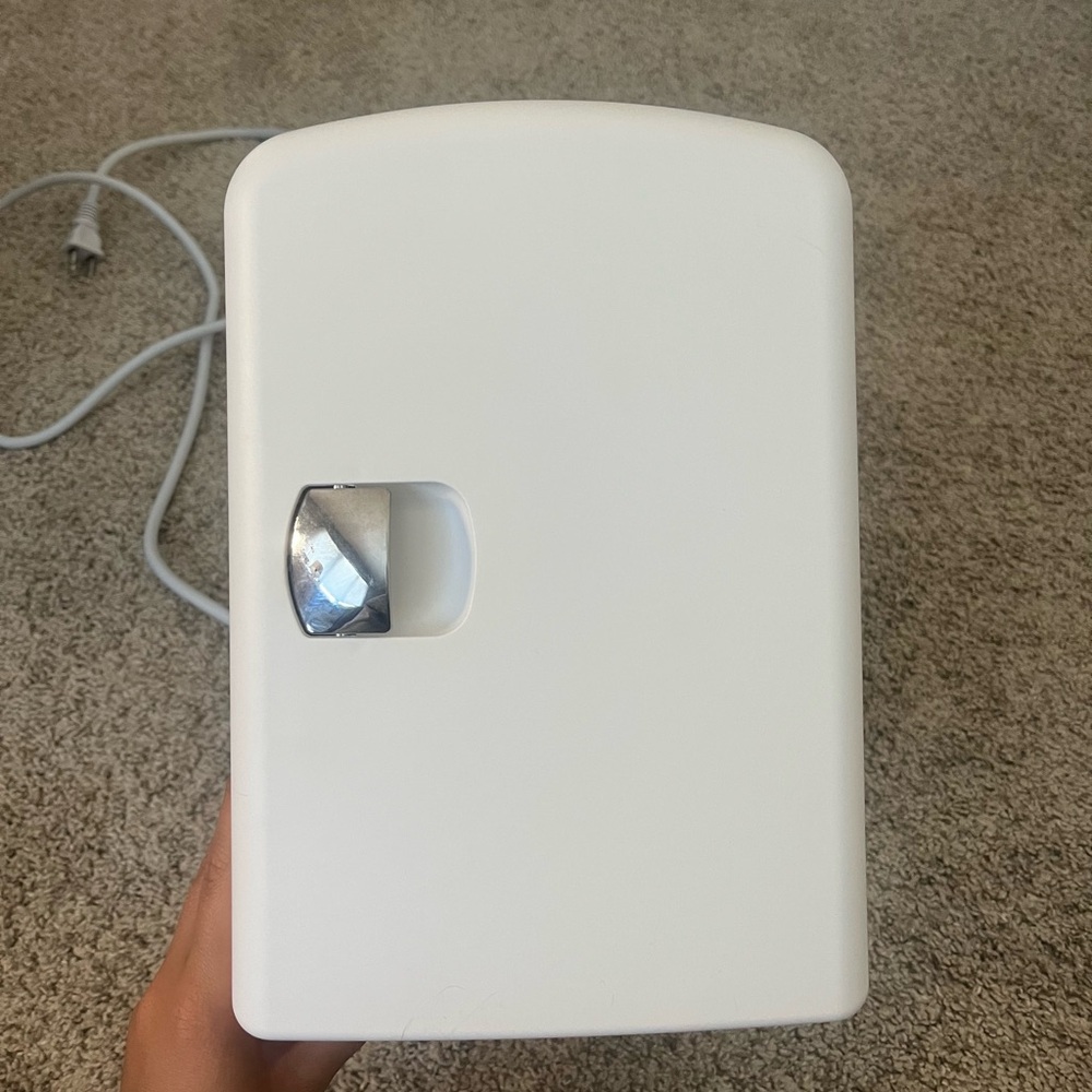 Mini skincare refrigerator